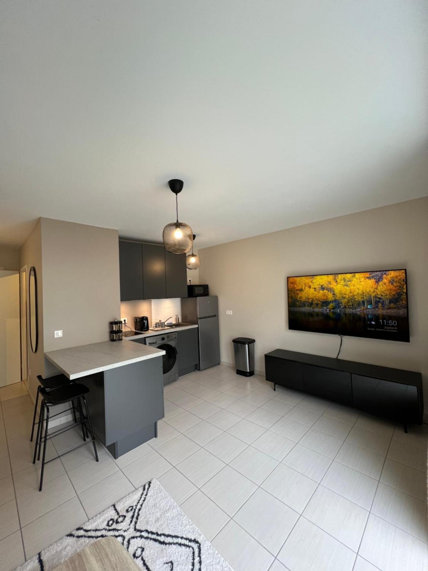 Charmant Studio En Residence Avec Parking Bussy-Saint-Georges Exterior photo